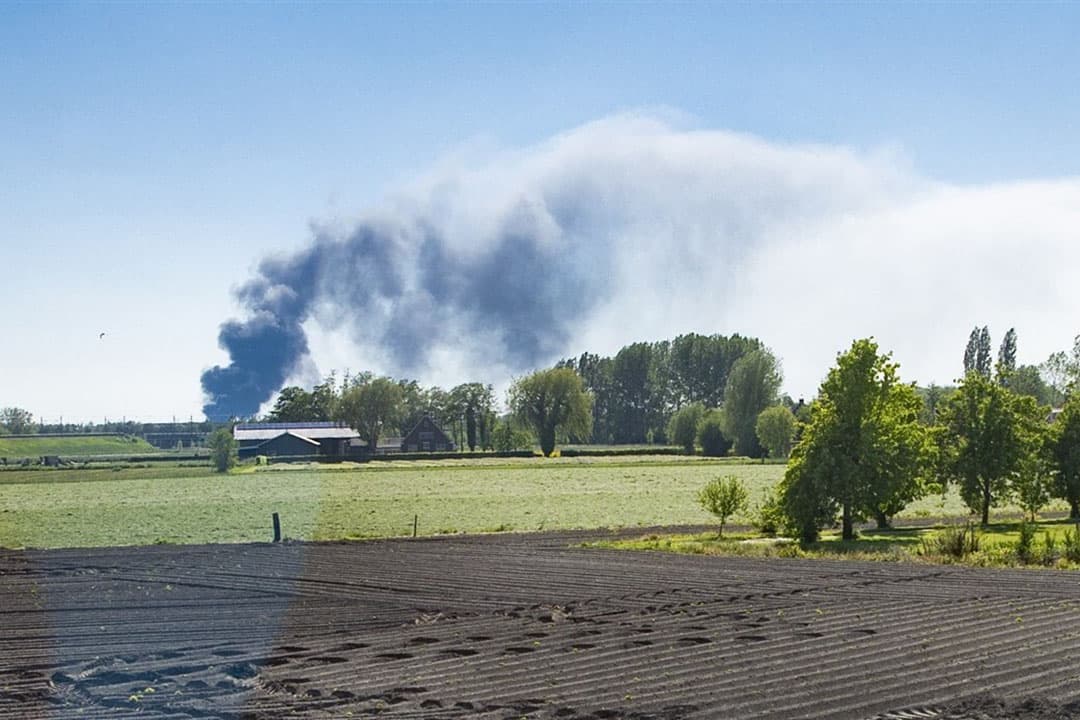 Dinsdag 1 juni was de grote brand bij Rhodos Wellness in Oldebroek (bij Zwolle) in wijde omtrek te zien. - Foto: ANP