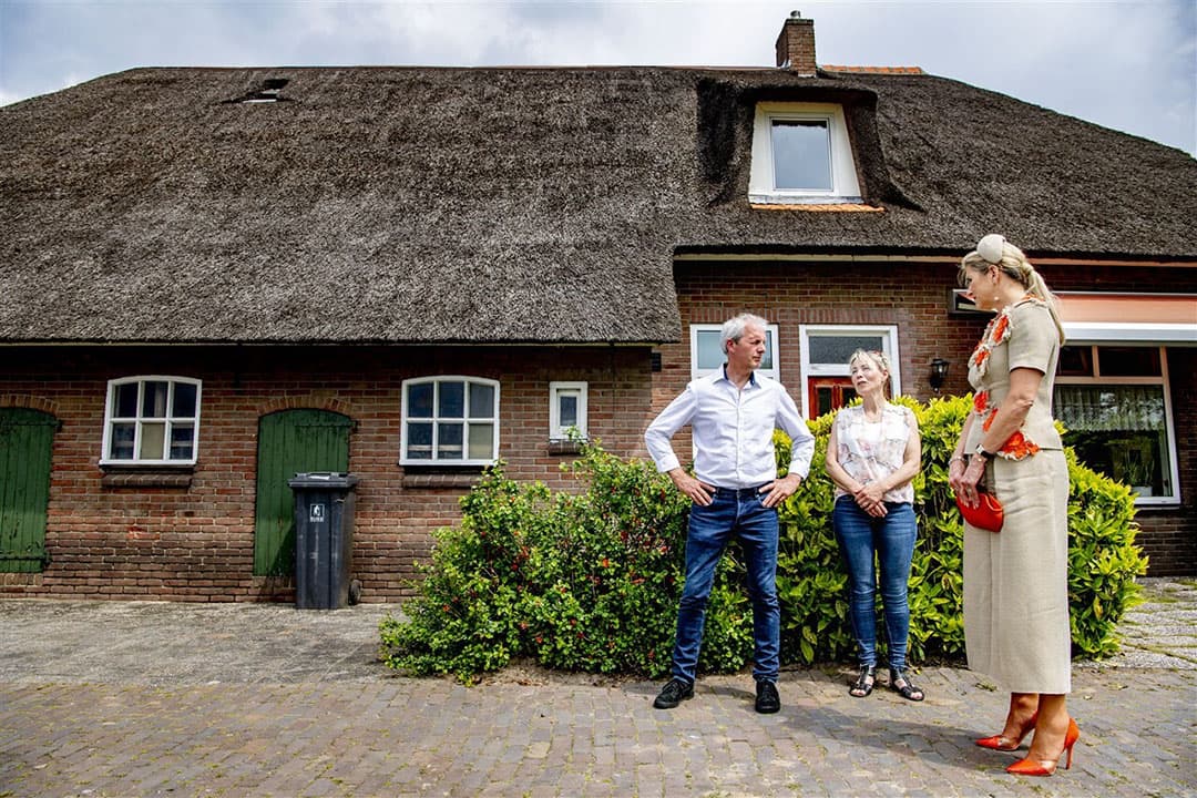 Koningin Máxima bracht donderdagmiddag 3 juni een werkbezoek aan een melkveehouderij in Lettele. - Foto: ANP