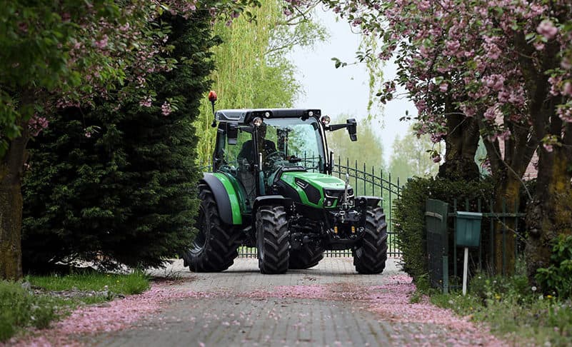 Deutz-Fahr is terug op de markt met een compacte, traploze trekker, namelijk de hagelnieuwe 5D TTV-serie. Compact wil in dit geval zeggen: een motorvermogen van grofweg 90 tot 110 pk en met een ledig gewicht van zo’n 4.000 kilo. - Foto: Bob Karsten