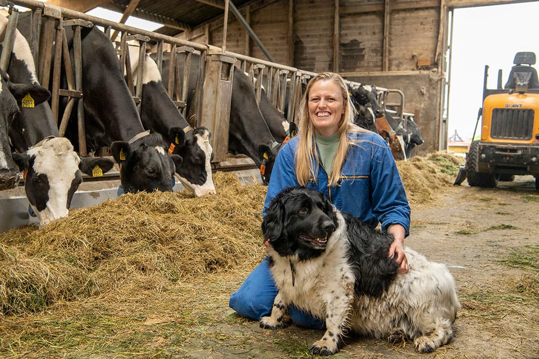 Saskia Boekel (42) heeft met haar ouders in Assendelft (N.-H.) een bedrijf met 75 melkkoeien en een zorgtak voor dementerenden. - Foto's: Cor Salverius Fotografie