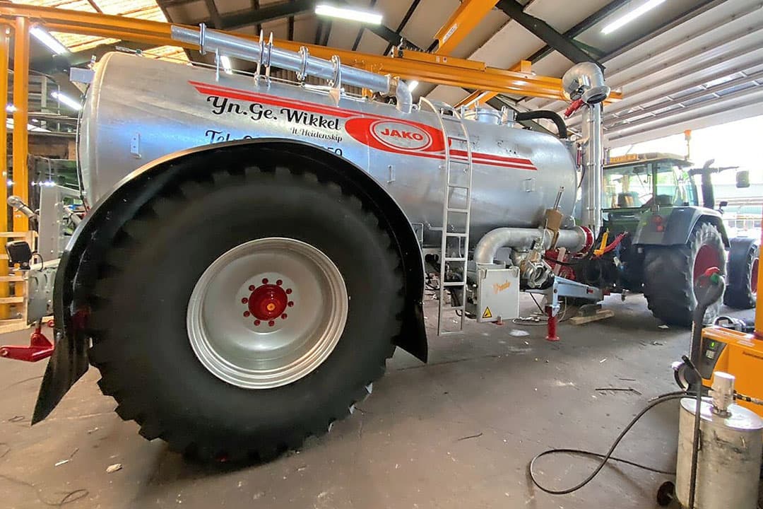 De banden zijn 2,15 meter hoog en 90 centimeter breed. Jako bouwt voor het eerst een mesttank op deze bandenmaat. - Foto's: Jako.