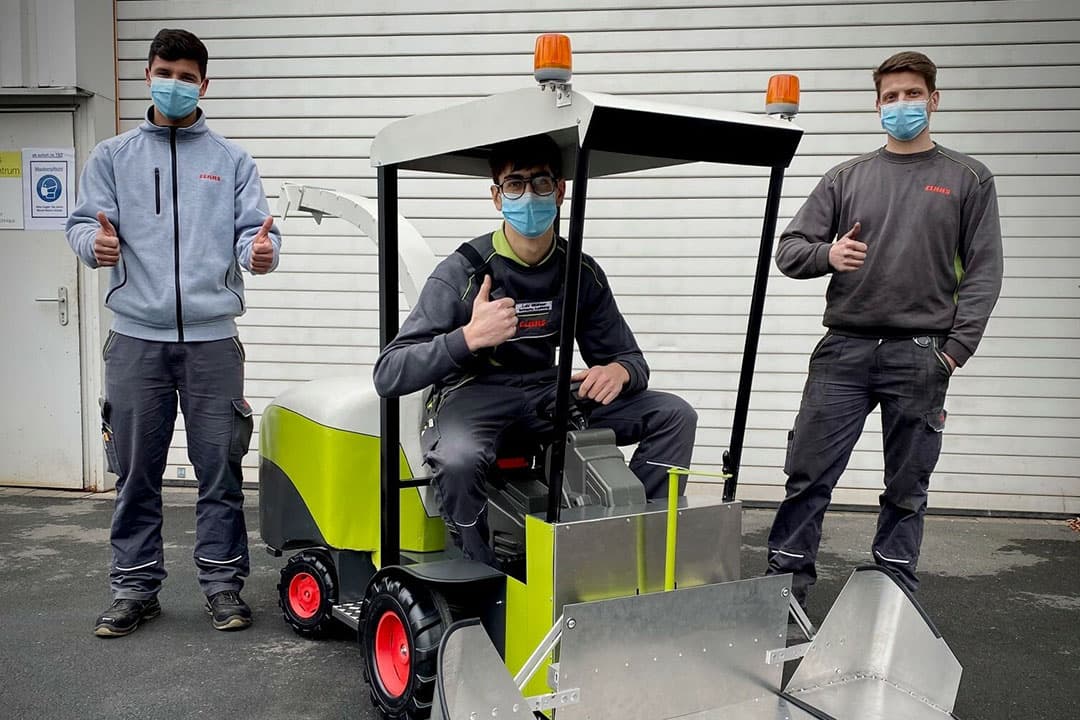 De stagiaires industriële mechanica van het technisch opleidingscentrum van Claas hebben de ontwerpwensen van de kinderen omgezet. Het afgewerkte prototype werd in april 2021 gepresenteerd. - Foto: Claas