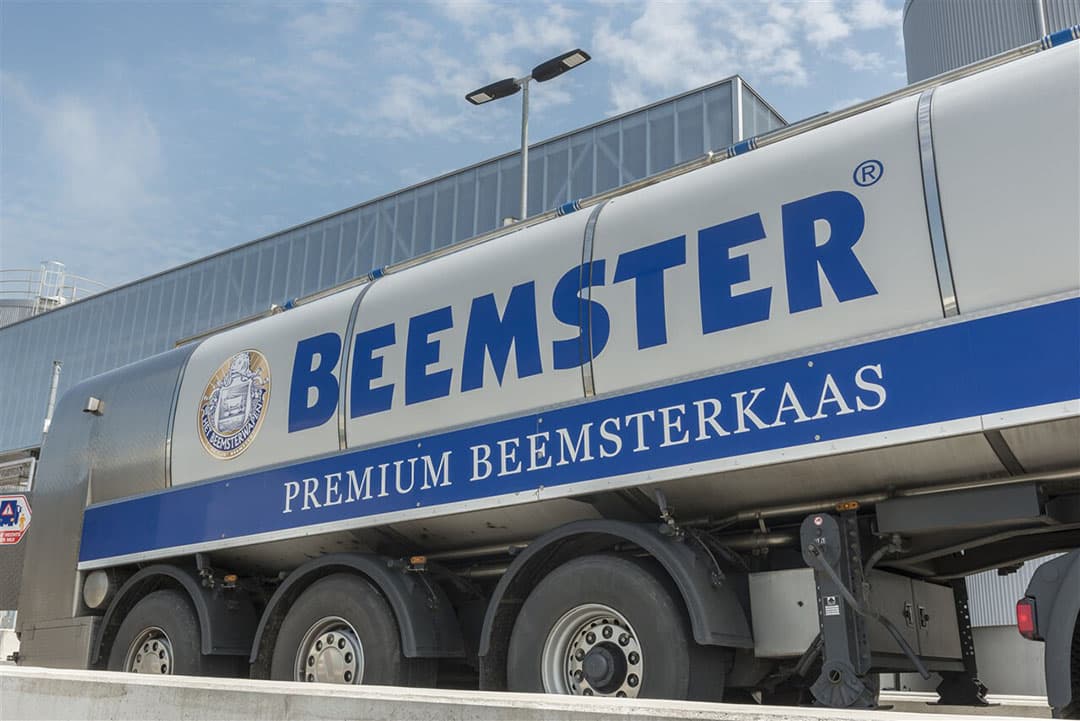 Een bedrijfswagen bij de fabriek van CONO Kaasmakers. - Foto: ANP