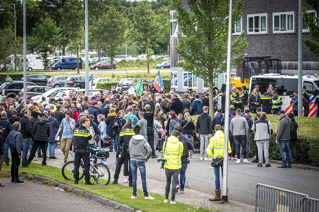 Enkele honderden boeren kwamen 8 juli vorig jaar naar het politiebureau in Assen om te demonstreren tegen de arrestatie van tientallen boeren. Deze boeren waren die dag bij Wijster gearresteerd waar zij de ingang blokkeerden van de afvalverwerker. - Foto: ANP