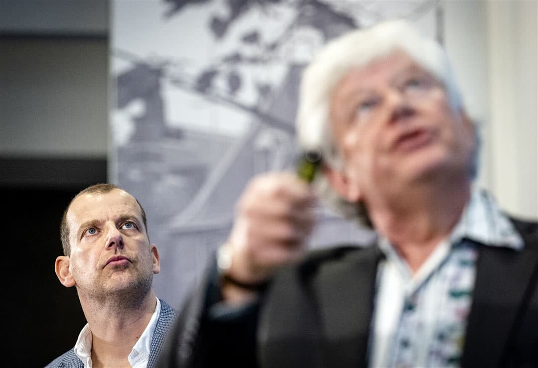 Andy Palmen, directeur Greenpeace Nederland (links), en Roland Bobbink, ecoloog onderzoekcentrum B-Ware, tijdens de persconferentie van Greenpeace over een onderzoek naar de gevolgen van de stikstofwet. - Foto: ANP