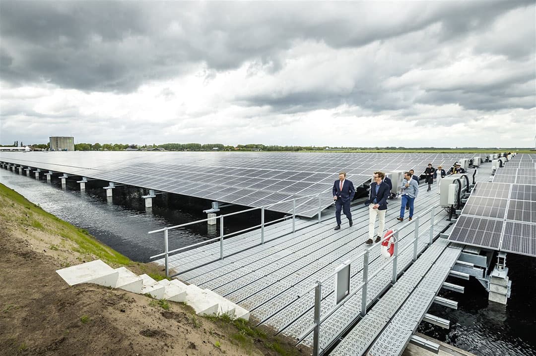 De panelen zijn verhoogd aangebracht, er kan gras blijven groeien en de opslagfunctie voor water van Avebe blijft ook behouden. - Foto: ANP
