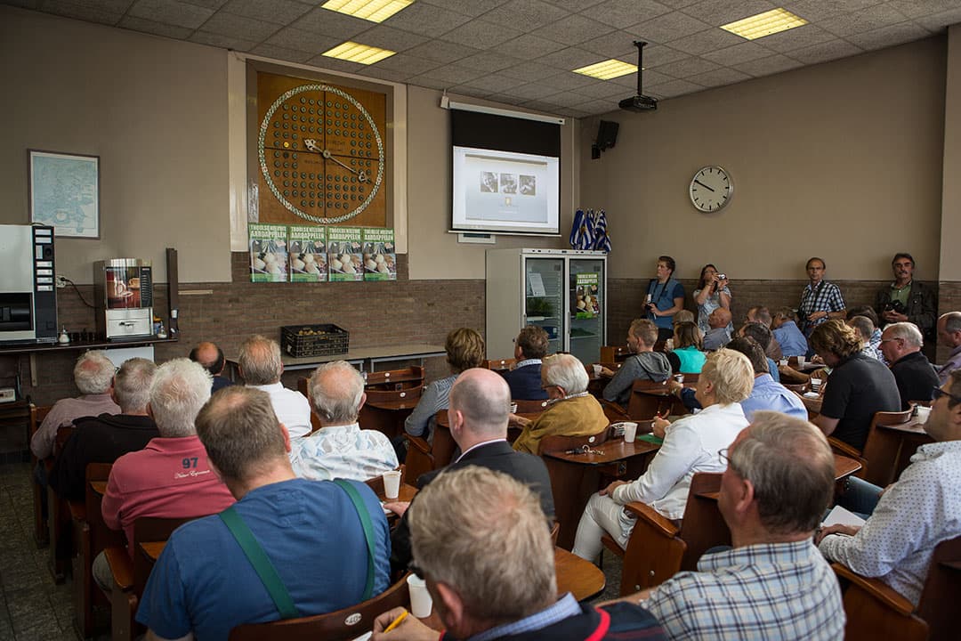 Beeld van een eerdere veiling van primeuraardappelen. - Foto: Peter Roek