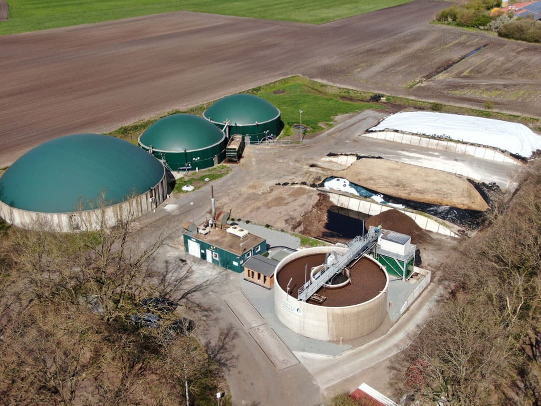 Een bovenaanzicht van de installatie in Lamstedt die kippenmest en digestaat verwerkt. - Foto: Biatex