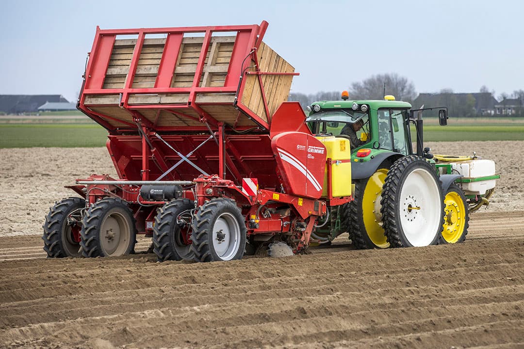 De nieuwe Grimme-pootmachine met een cci1200-isobusbediening. - Foto's: Koos Groenewold