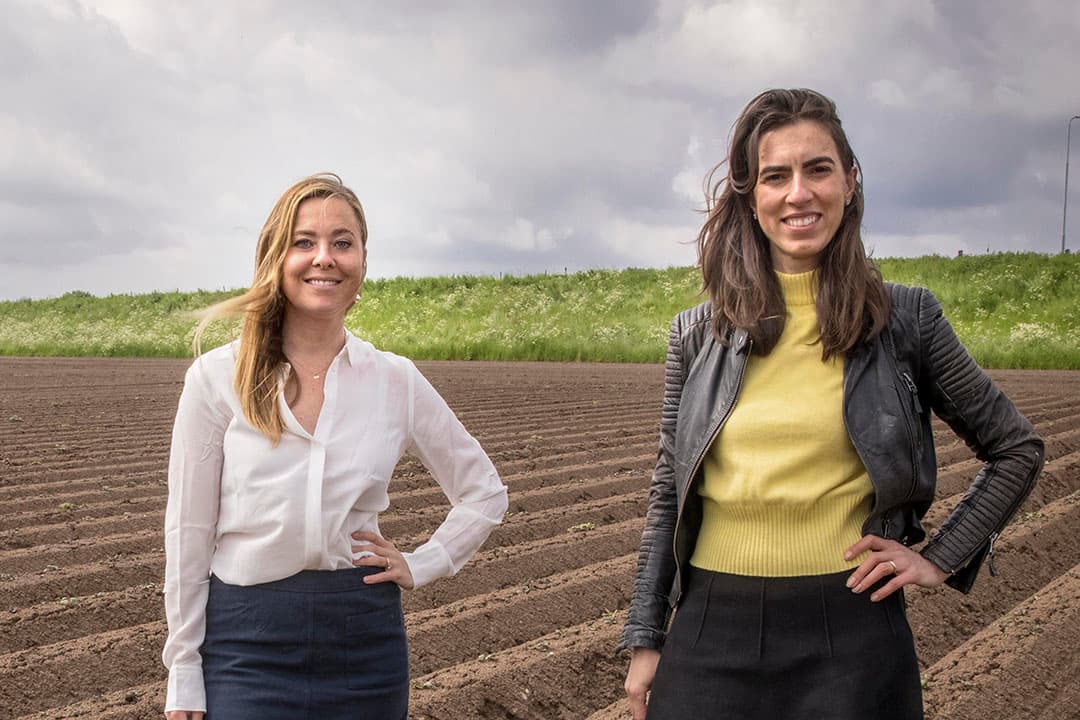 Joëlle van den Brand (l.) en Lila Planjyan (r.) bedachten een boerenpodcast om allerlei vraagstukken uit de landbouw van verschillende kanten te belichten. Foto: Koos Groenewold