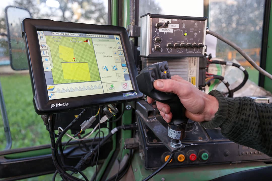 Boeren en loonwerker werken met RTK-gps. - Foto: Bert Jansen