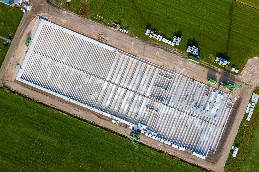Nieuwbouw van een varkensstal. Vergunningverlening wordt er niet eenvoudiger op, schrfijt Joost de Rooij. - Foto: Bert Jansen