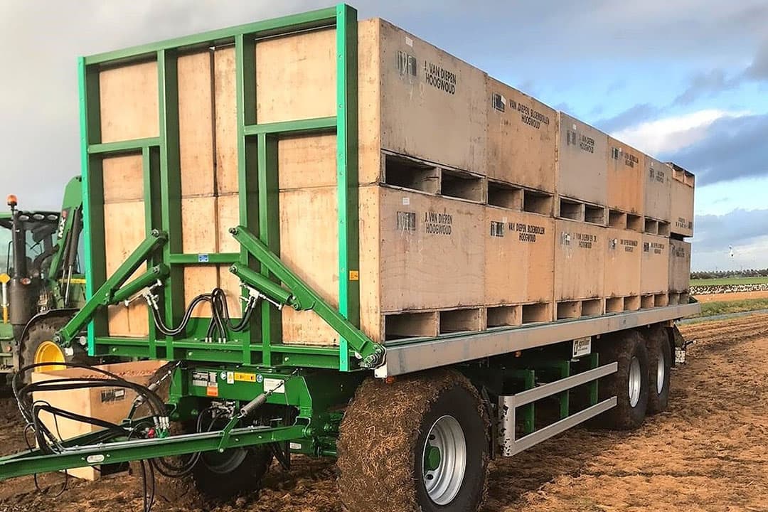 Met de nieuwe Agroliner-kistenwagen kun je vanuit de trekker hydraulisch de lading zekeren, en dus hoef je niet met spanbanden te gooien. - Foto's: Kröger