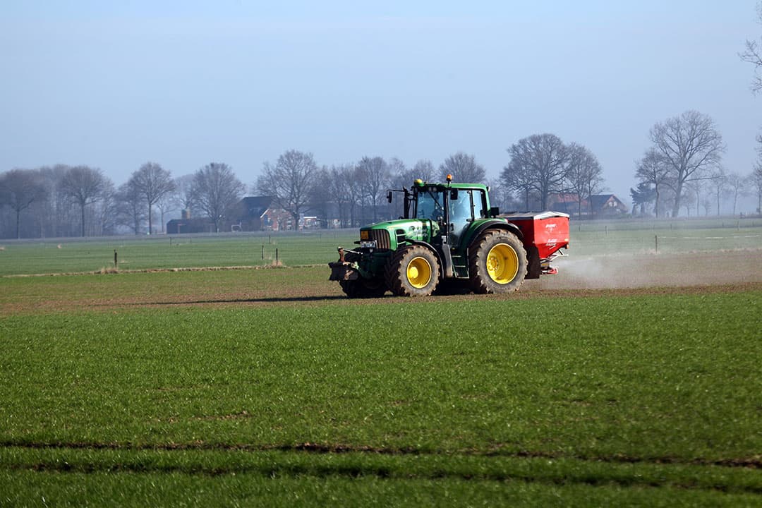 Kunstmeststrooien op grasperceel voor de zaadteelt. De bemestingsrichtlijnen zijn dit jaar geactualiseerd. - Foto: Henk Riswick