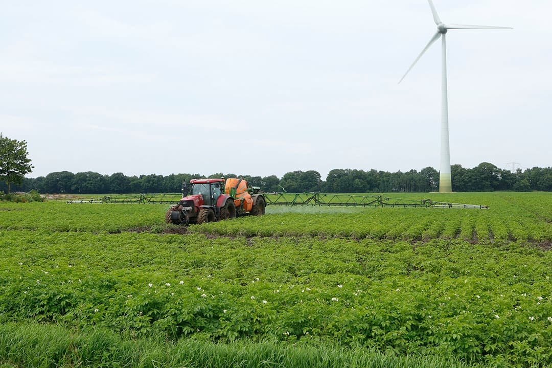 Spuiten van aardappelen. Een veranderend klimaat met hogere temperaturen en variabele regenval vergroot de kans op gewasschade door ziekten en plagen. - Foto: Henk Riswick