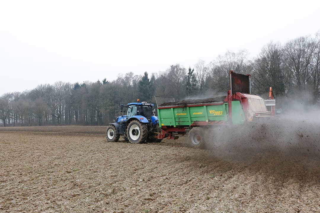 Uitrijden van compost. Organische stof verbetert de bodemkwaliteit. De stikstofvoorraad in de bodem neemt dan echter ook toe. - Foto: Henk Riswick