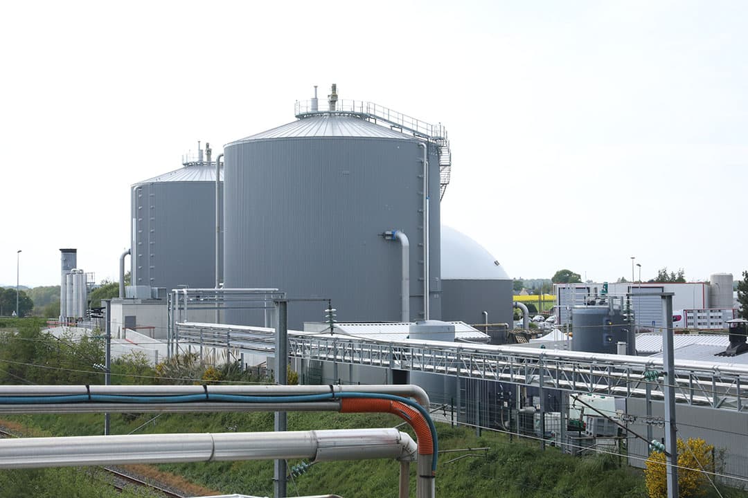 De enorme vergister naast de slachterij van Cooperl is de moneymaker in het concept om mest aan de bron te scheiden en te vewaarden. De biogasopbrengsten zijn goed in Frankrijk. - Foto: Henk Riswick
