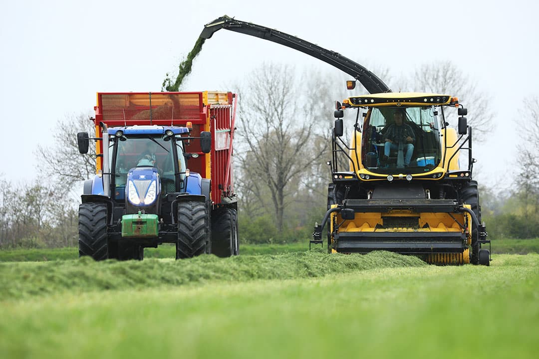 Oogst voorjaar 2021. Tussen eind april en half mei waren de inkuilomstandigheden niet gemakkelijk. Veel veehouders kiezen daarom voor een toevoegmiddel om de conservering te bevorderen. - Foto: Henk Riswick