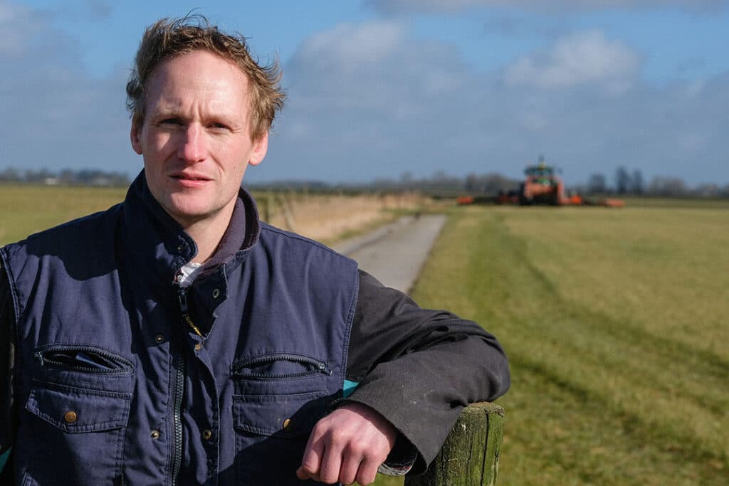 Thijs (35), Machtelt (32), Johan (70) en Trijnie (65) Neutel houden in Saaksum 190 melk- en kalfkoeien.