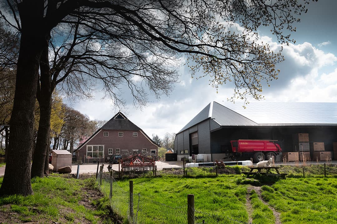 De nieuwe schuur heeft koeling en meer bewaarcapaciteit voor zetmeelaardappels. Het machinepark is nu nog 80% van de machines voor de brand.