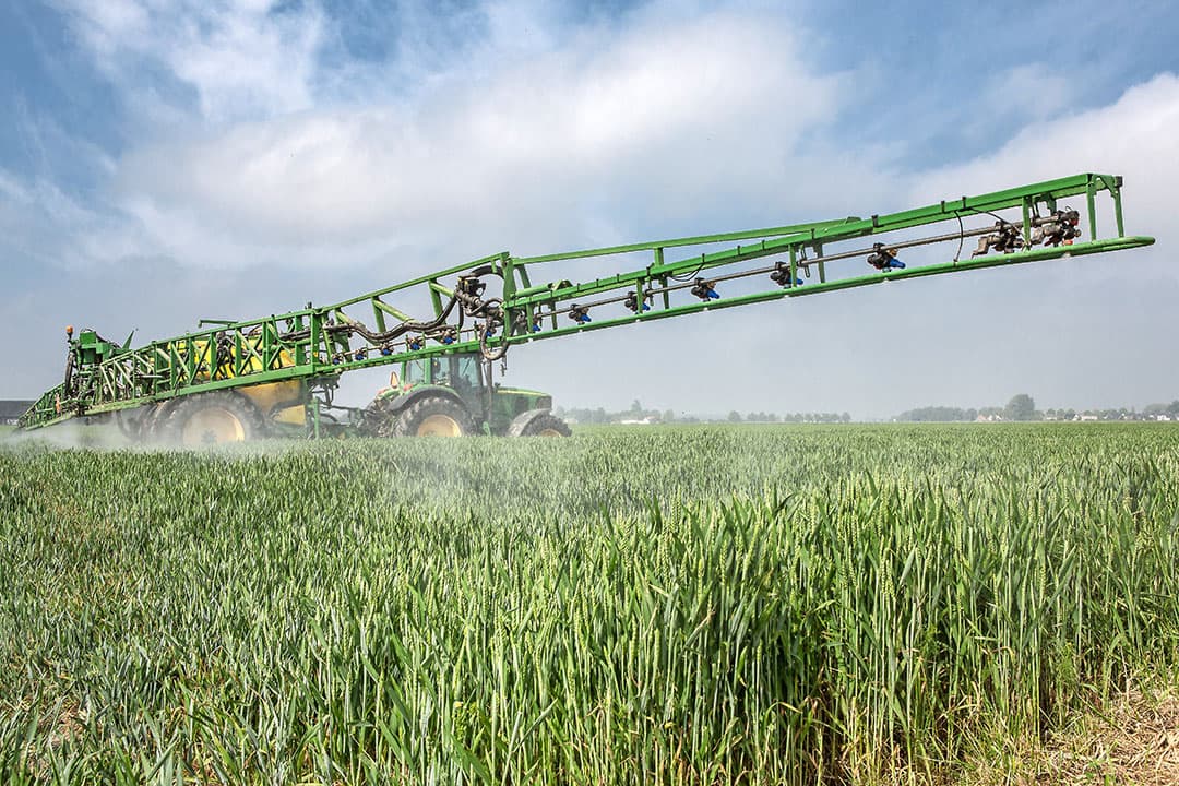 Een akkerbouwer spuit met insecticiden in een perceel tarwe. De verkoop van insecticiden nam in 2019 toe tot 1,99 miljoen kilo werkzame stof. - Foto: Peter Roek