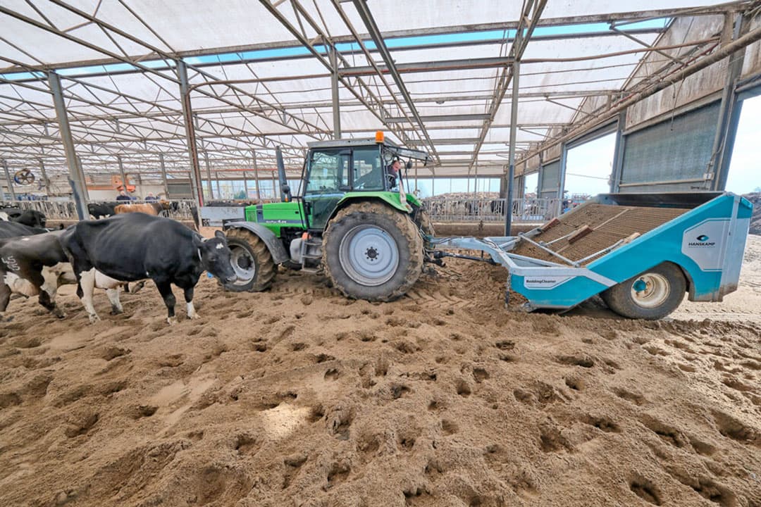 Floren de Vries rijdt met de BeddingCleaner door de vrijloop die gevuld is met drainagezand. Hij zeeft twee keer per dag en hij is hier gemiddeld 1,5 uur per dag mee bezig. De koeien worden er nauwelijks warm of koud van. - Foto’s: Roel Dijkstra