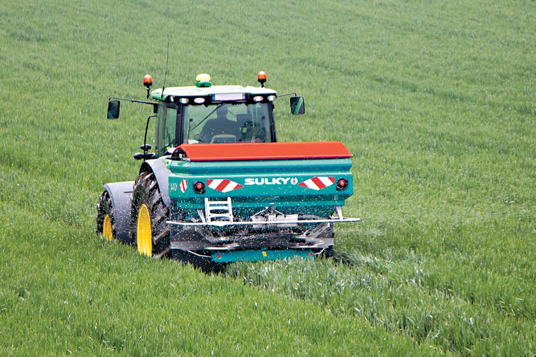 Met de nieuwe Speed Control-functie worden de kunstmestkorrels in feite meer in het midden van de strooischijf gegooid. - Foto: Sulky