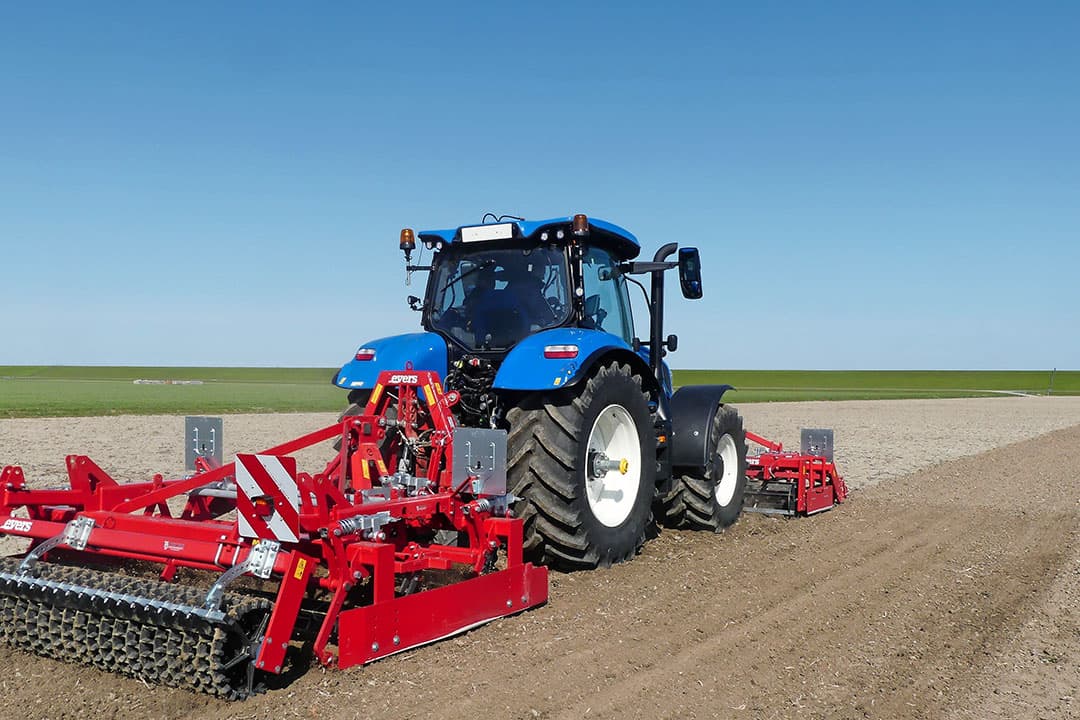 Evers deed bij diverse akkerbouwers ervaring op met een gloednieuwe combinatie van front- en achterwerktuig voor de zaaibedbereiding. Hier op het Hogeland in Groningen. - Foto's: Martin Smits