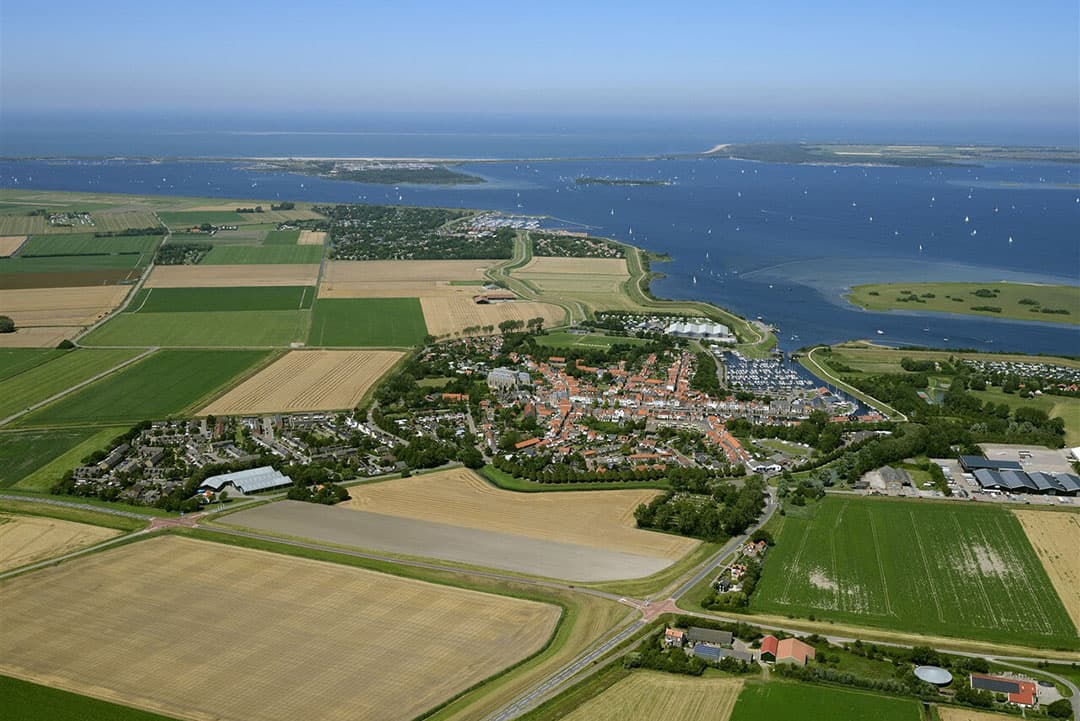 Luchtfoto van het plaatsje Brouwershaven in Zeeland. - Foto: ANP
