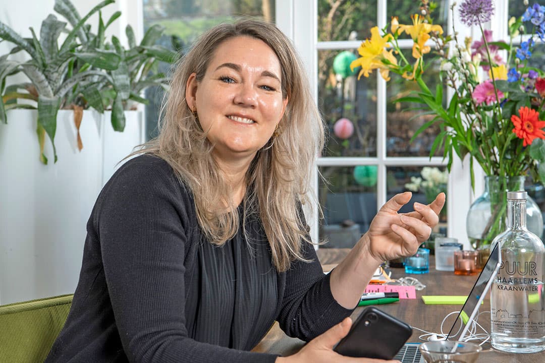 Brigitta Hogenes is Vice President Meat, Poultry, Fish & Frozen bij Albert Heijn en daarmee onder andere verantwoordelijk voor het (kippen)vleesschap. Ze werkt sinds 2005 bij Albert Heijn en was hier onder meer eerder Vice President Store Realization. Daarvoor werkte ze als consultant. Albert Heijn is de grootste supermarktketen van Nederland met een marktaandeel van 34,8% in 2020. De keten heeft in Nederland 895 winkels en daarnaast ook vijftig vestigingen in België. - Foto: Cor Salverius