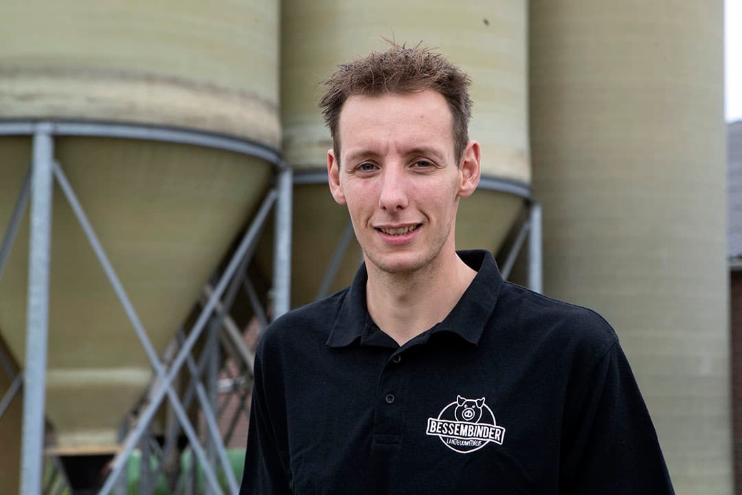 Coen Bessembinder (28) heeft in Wierden een bedrijf met 4.500 vleesvarkens. In Heeten gaat hij uitbreiden van 3.700 naar 6.300 vleesvarkens. Vanaf volgend jaar mei gaat Bessembinder varkensmest leveren aan Twence voor verwerking. - Foto: Ronald Hissink