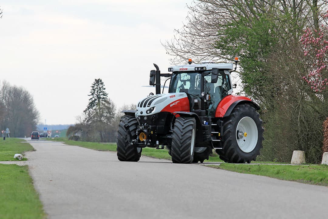 De productie van de nieuwe Absolut-serie van Steyr startte onlangs op. Dit voorjaar was een eerste model kort in de Flevopolder, en daar kon Boerderij een proefrit maken.  - Foto's: Bob Karsten