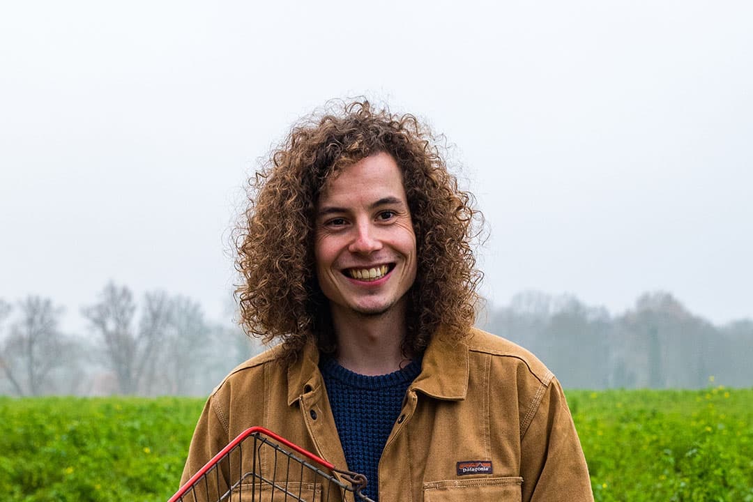 Jorrit Kiewik (29) woont in Turijn (Italië). In maatschap met zijn ouders en zus heeft hij in Lonneker (Ov.) 50 melkkoeien plus wat varkens en kippen op 40 hectare. - Foto: Mathijs Jorritsma