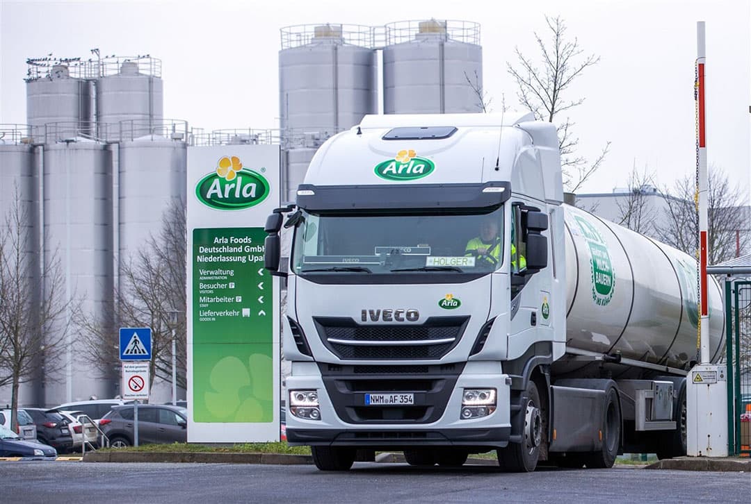 Een RMO verlaat het terrein van de Arla-fabriek in Upahl, Duitsland. - Foto: ANP