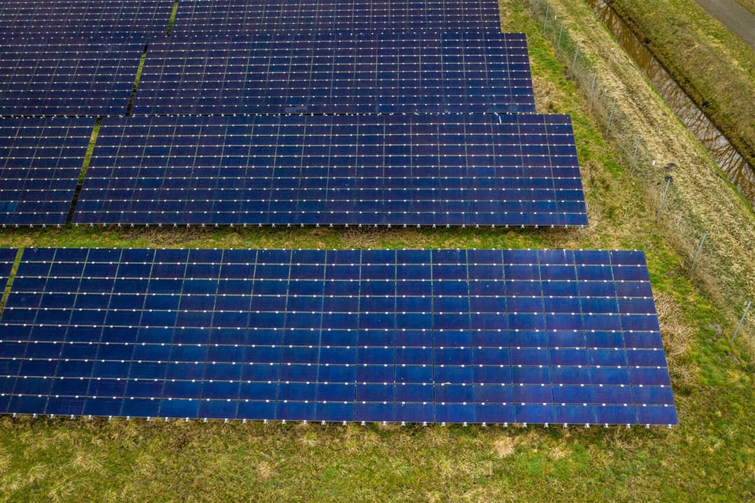 Dronebeeld van een gedeelte van een zonnepark. - Foto: ANP