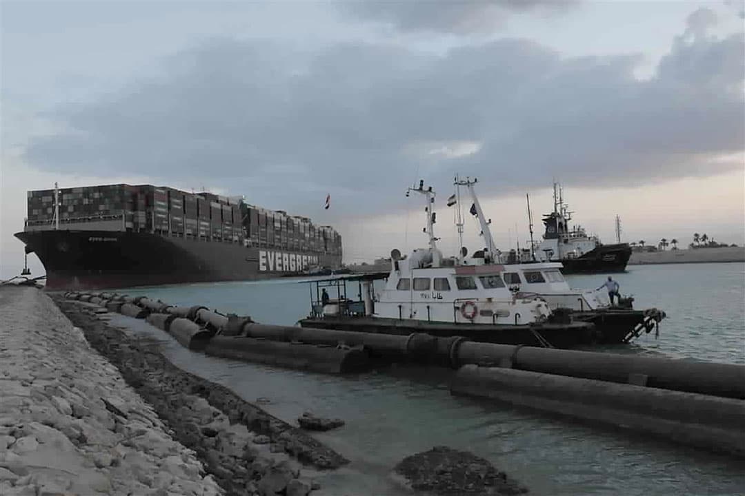 Sleepboten probeerden eind maart het vastgelopen schip Ever Given in het Suzekanaal los te trekken. - Foto: ANP