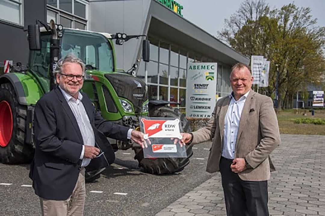 Ab van Ravestein, algmeent directeur van RDW, reikt de eerste apk3-erkenningssticker uit aan Abemec-directeur Hans Quint. - Foto: Dennis van Loenhout