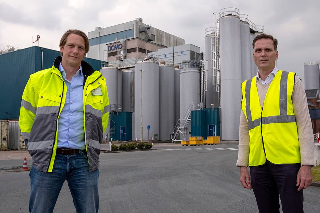Carl Eric Grootendorst (L) en Sikko van der Tuin (R). Van der Tuin en Grootendorst twijfelen er niet aan dat hun fabriek nog heel lang op deze locatie melk blijft verwerken. Foto: Jan Willem van Vliet