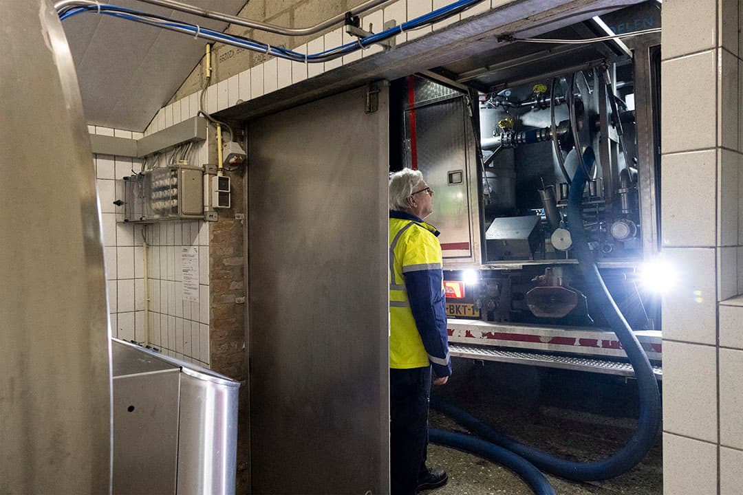 Het ophalen van melk bij een melkveehouder. - Foto: Twan Wiermans