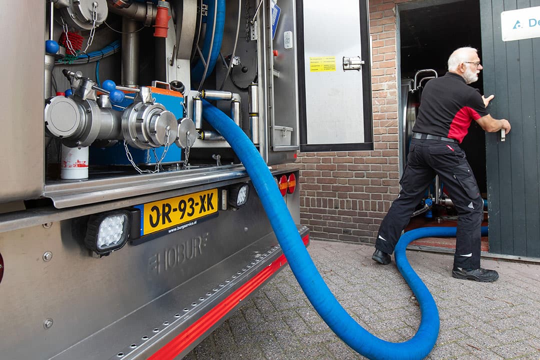 Het ophalen van melk bij een melkveehouder. - Foto: Herbert Wiggerman