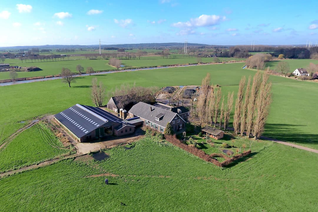 Boerderij met land. Jaap Haanstra vreest dat door ‘Basel 4’ boer zijn moeilijker wordt na 2023. Grond en gebouwen vormen na 2023 namelijk niet meer de basis voor een financiering. - Foto: Henk Riswick