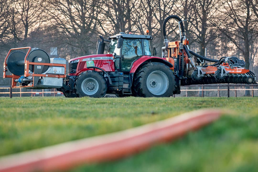 Mogelijk kan een gedeelde drijfmestgift via sleepslangbemesten in het voorjaar tot betere benutting van stikstof leiden. - Foto: Michel Velderman