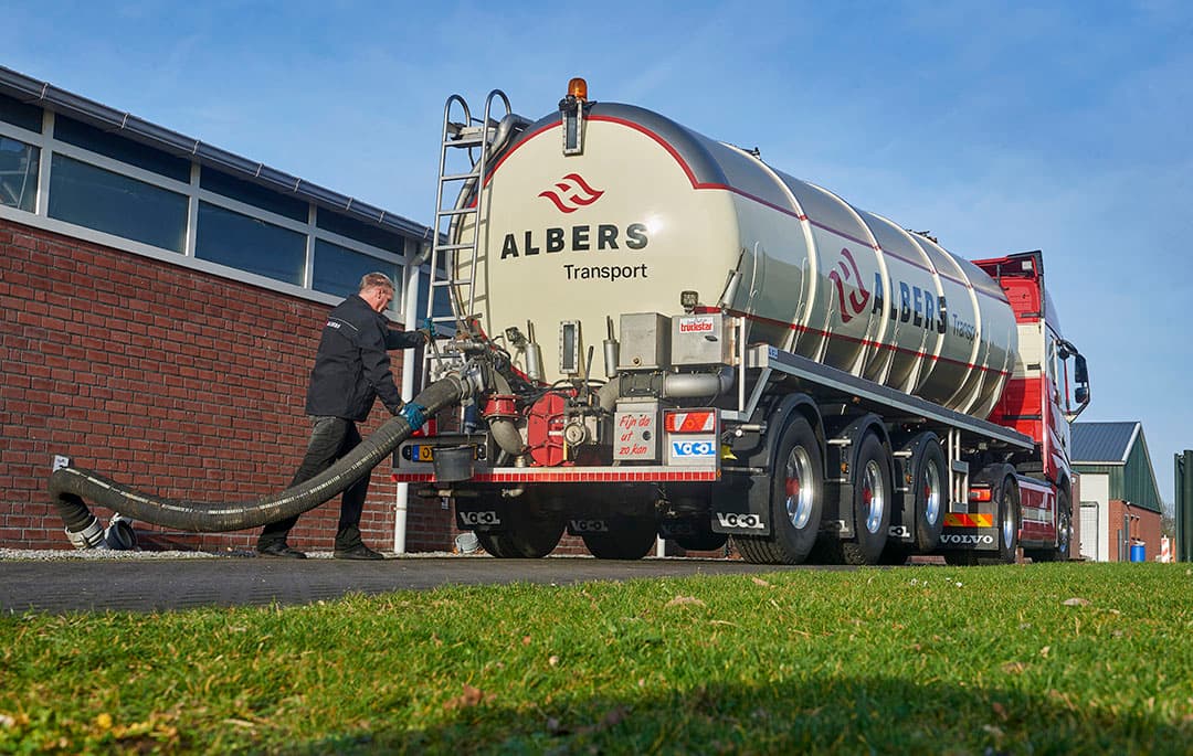 Het laden van varkensdrijfmest. - Foto: Van Assendelft Fotografie