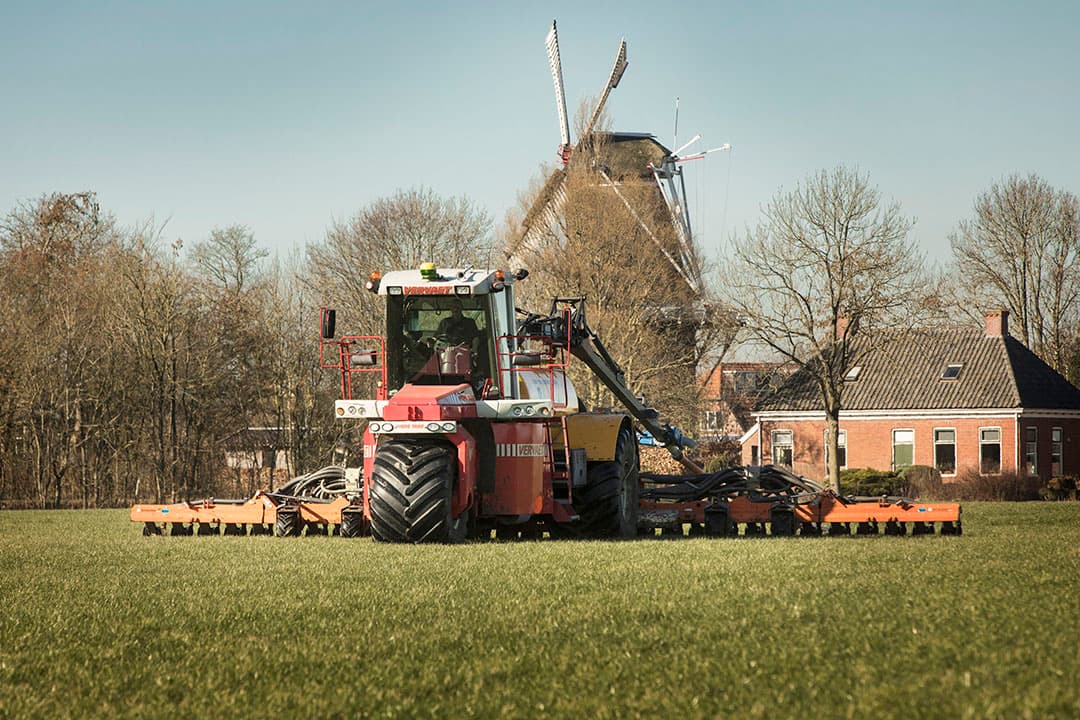 Plaatsspecifiek bemesten met behulp van de NIR (Nabij Infra Rood)-sensor. Hier bij NPPL-deelnemer melkveehouder Ad van de Velde in Kantens (Gr.). - Foto: Koos Groenewold