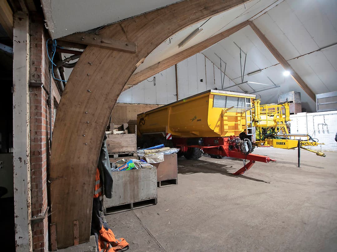 De houten spanten en de Dupanel-isolatie tegen het dak en gevel waren nog goed, waardoor renovatie van de 55 jaar oude schuur een logische keuze was. - Foto's: Hans Banus