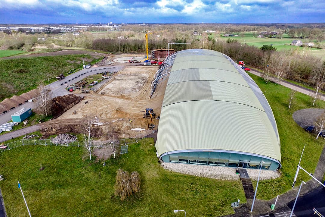 De hal van Twence waarin de verwerking gaat plaats hebben. Op de achtergrond de bouw van de silo's. - Foto's: Ronald Hissink