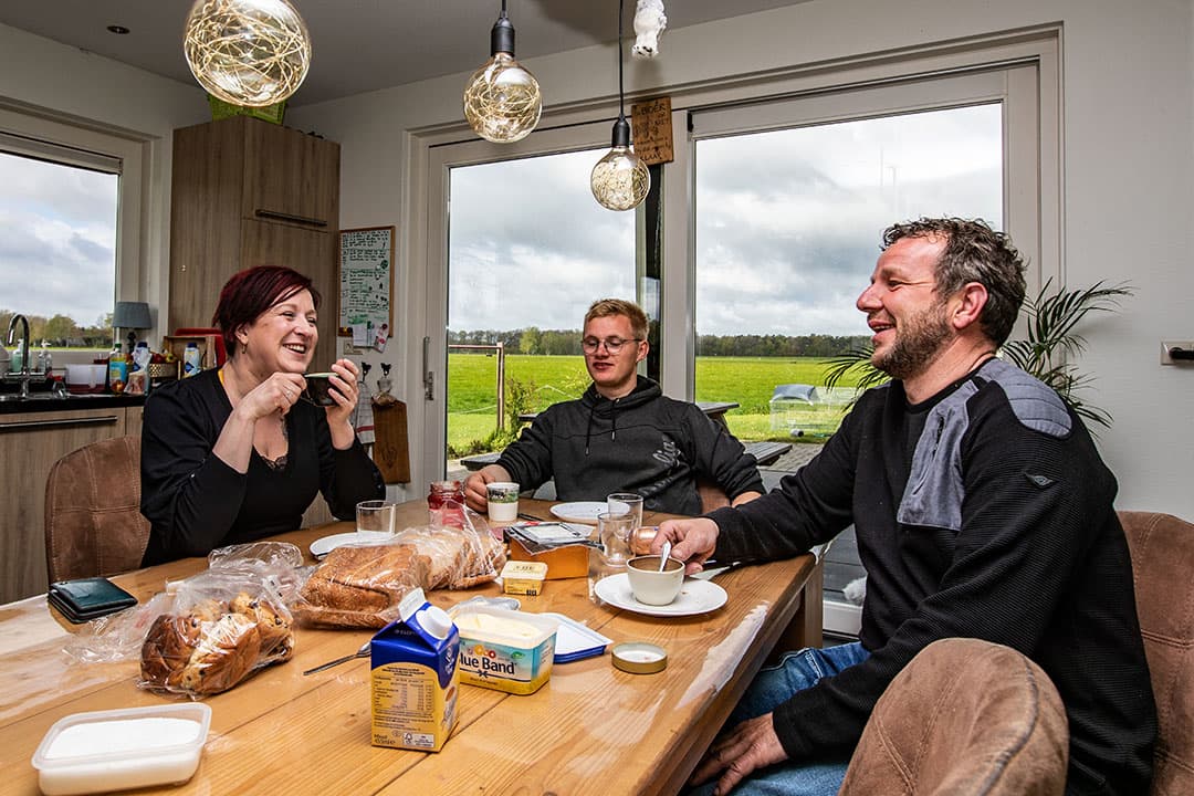 De lange eettafel in de keuken van Eddy en Anouk ter Keurs is altijd vol. Is het niet met de acht kinderen, dan is er wel iemand komen aanwaaien. - Foto's: Ronald Hissink