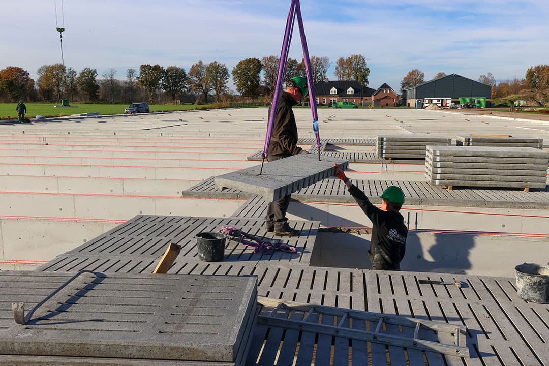 Nieuwbouw van varkensstal. De meeste nieuwbouwprojecten zijn uitbreiding van bestaand bedrijf, een enkeling is nieuwvestiging van een verplaatser. - Foto: Bert Jansen