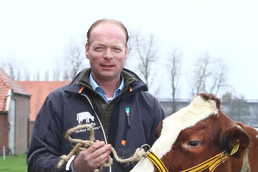 Gerwin Roelofs heeft in het Groningse Vlagtwedde een melkveebedrijf. - Foto: Henk Riswick