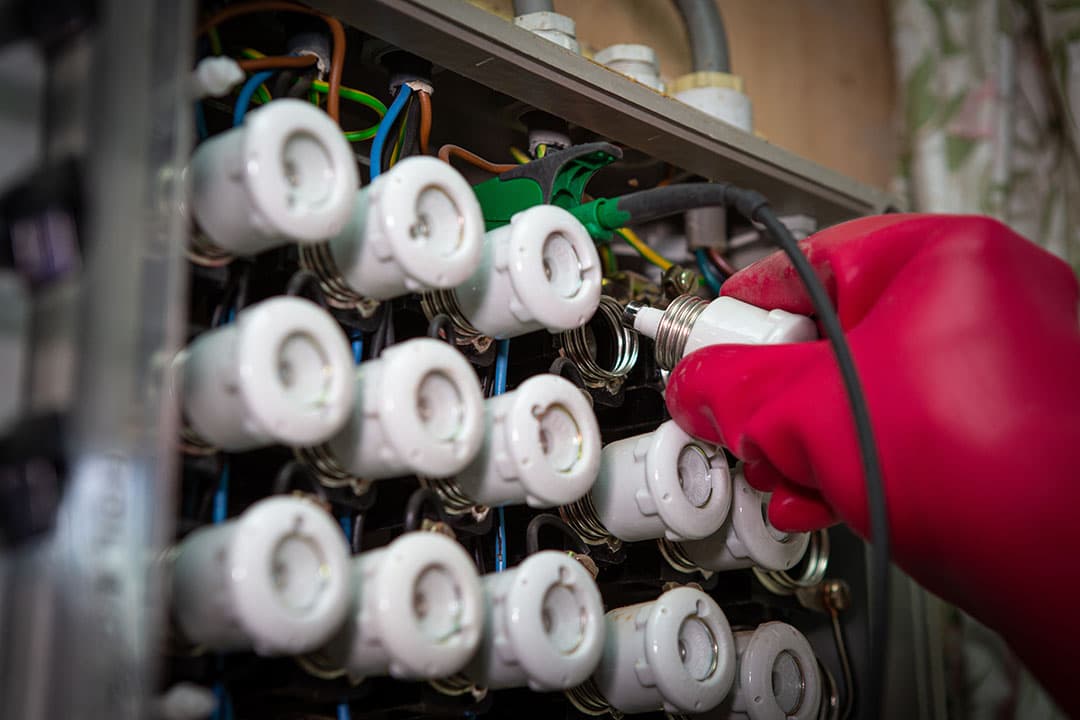 Een meterkast. Door het plaatsen van brandsensoren in de meterkast, moeten stalbranden eerder worden gedetecteerd. - Foto: Peter Roek